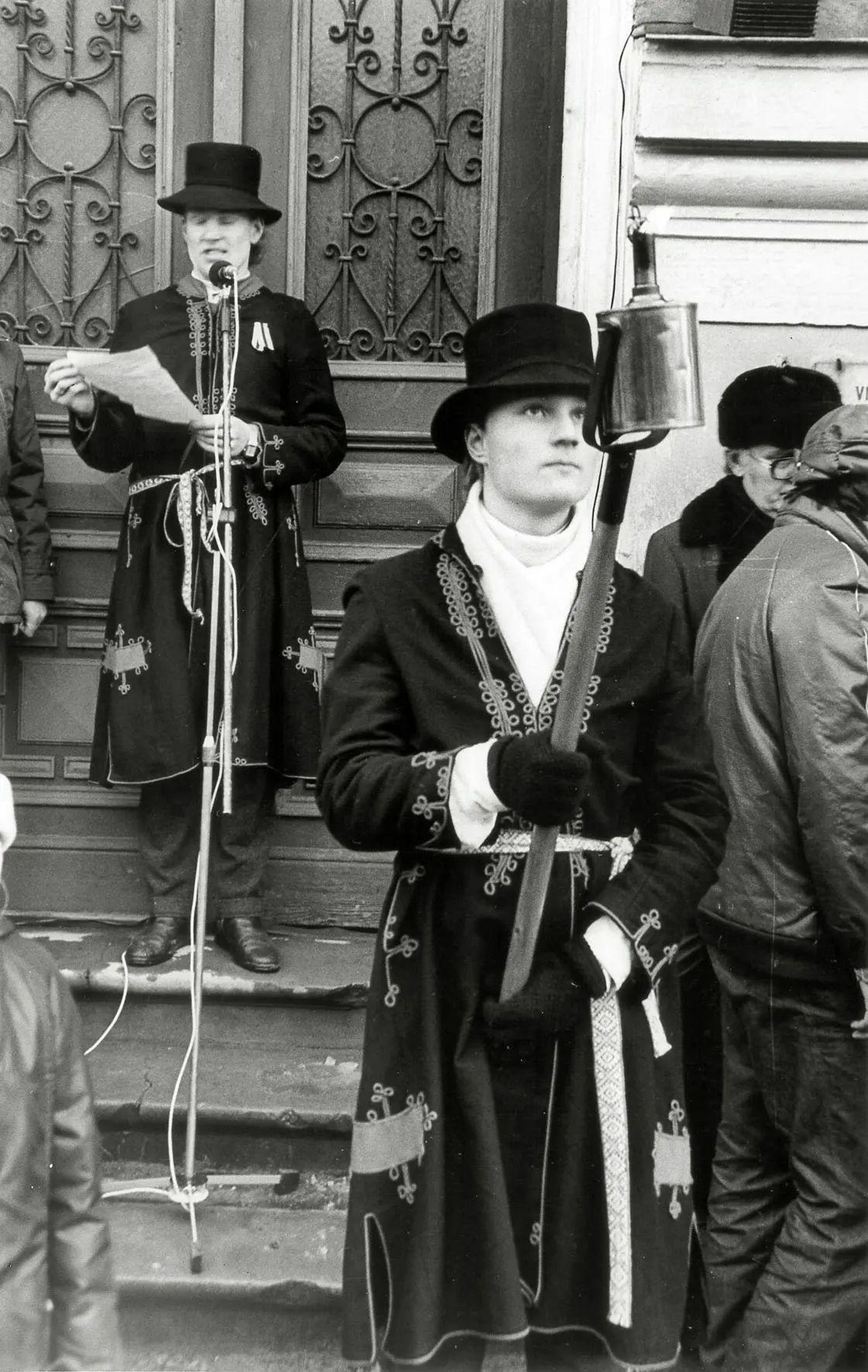 1989. aastal kandis iseseisvusmanifesti Viljandi kohtumaja ees ette Jaak Pihlak. Fotol seisab tema ees tõrvikuga praegune Eesti Rahva Muuseumi töötaja Kristjan Raba.