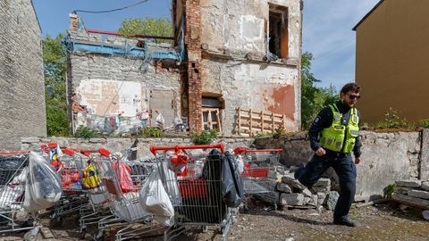 Гора мусора и полчища крыс: поселившийся в развалинах дома бездомный отравляет жизнь соседям
