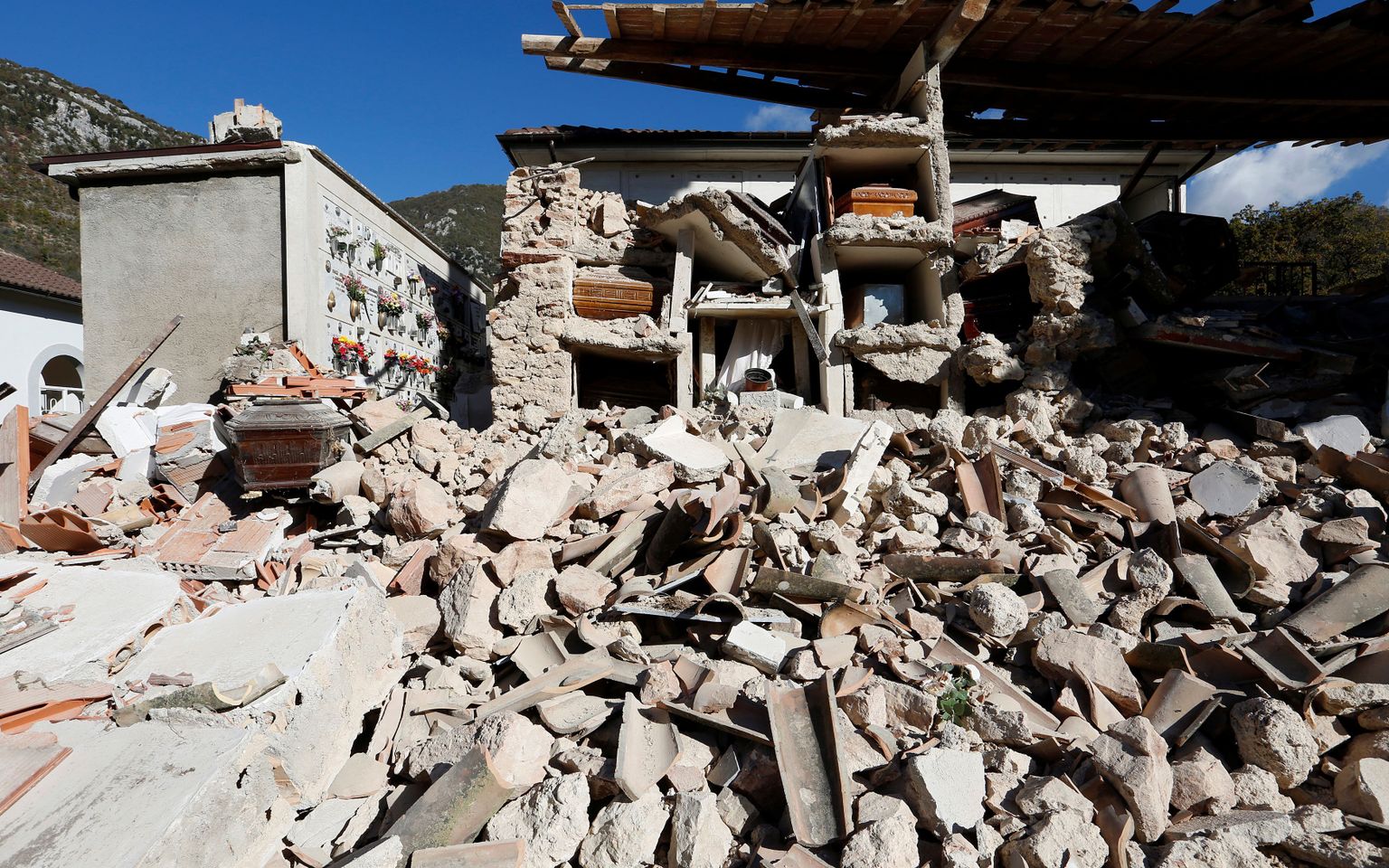 Maavärinas purunenud surnuaed Campi külas.