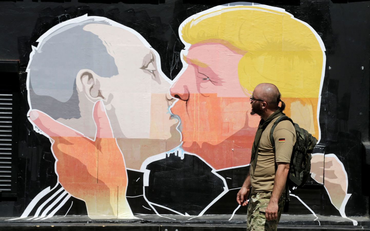 Graffiti, mis kujutab Putinit ja Trumpi suudlemas.
