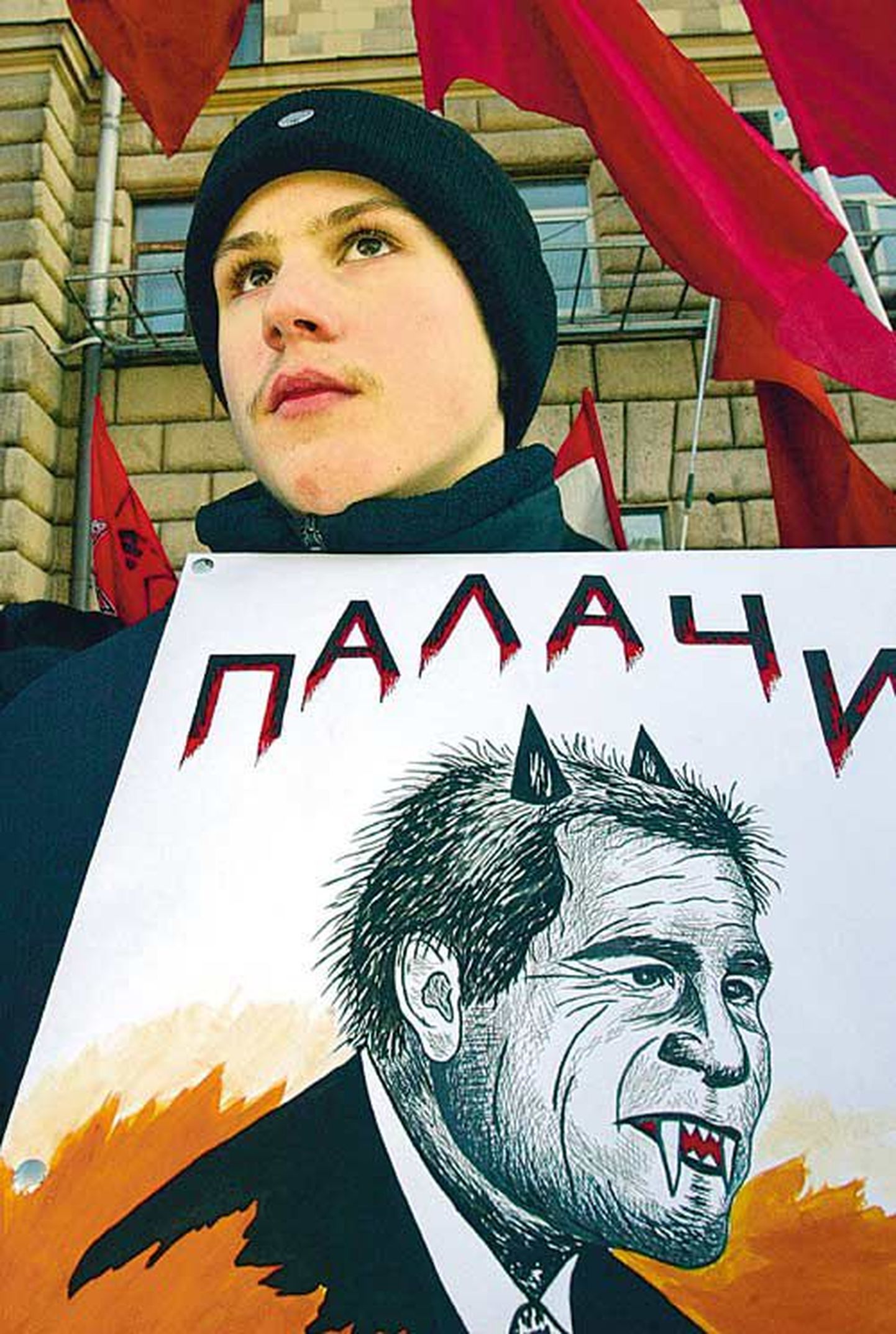 Vene nooruk protestib Iraagi sõja vastu plakatiga, millel USA presidenti George W. Bushi kujutatakse «timukas» saatanana. Ajal, mil Washington süüdistab Moskvat demokraatia hülgamises, heidab viimane Valgele Majale ette sekkumist teiste riikide sisepoliitikasse.