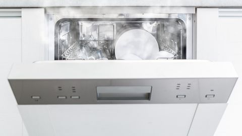 Kolm põhjust, miks ei tohiks nõudepesumasinat kohe pärast pesutsüklit avada