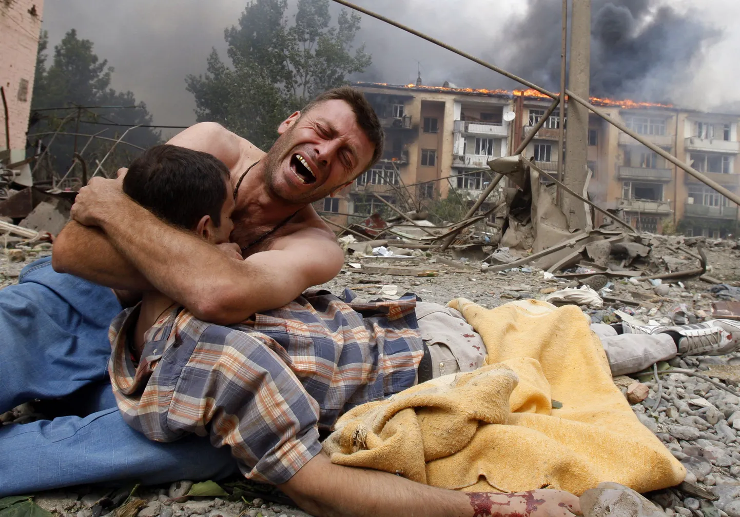 Kuulsaim pilt 2008. aasta Gruusia-Vene augustisõjast. Foto autor on Gleb Garanich ning 2008. aastal jõudis pilt World Press Photo uudisfoto kategoorias kolmandale kohale.