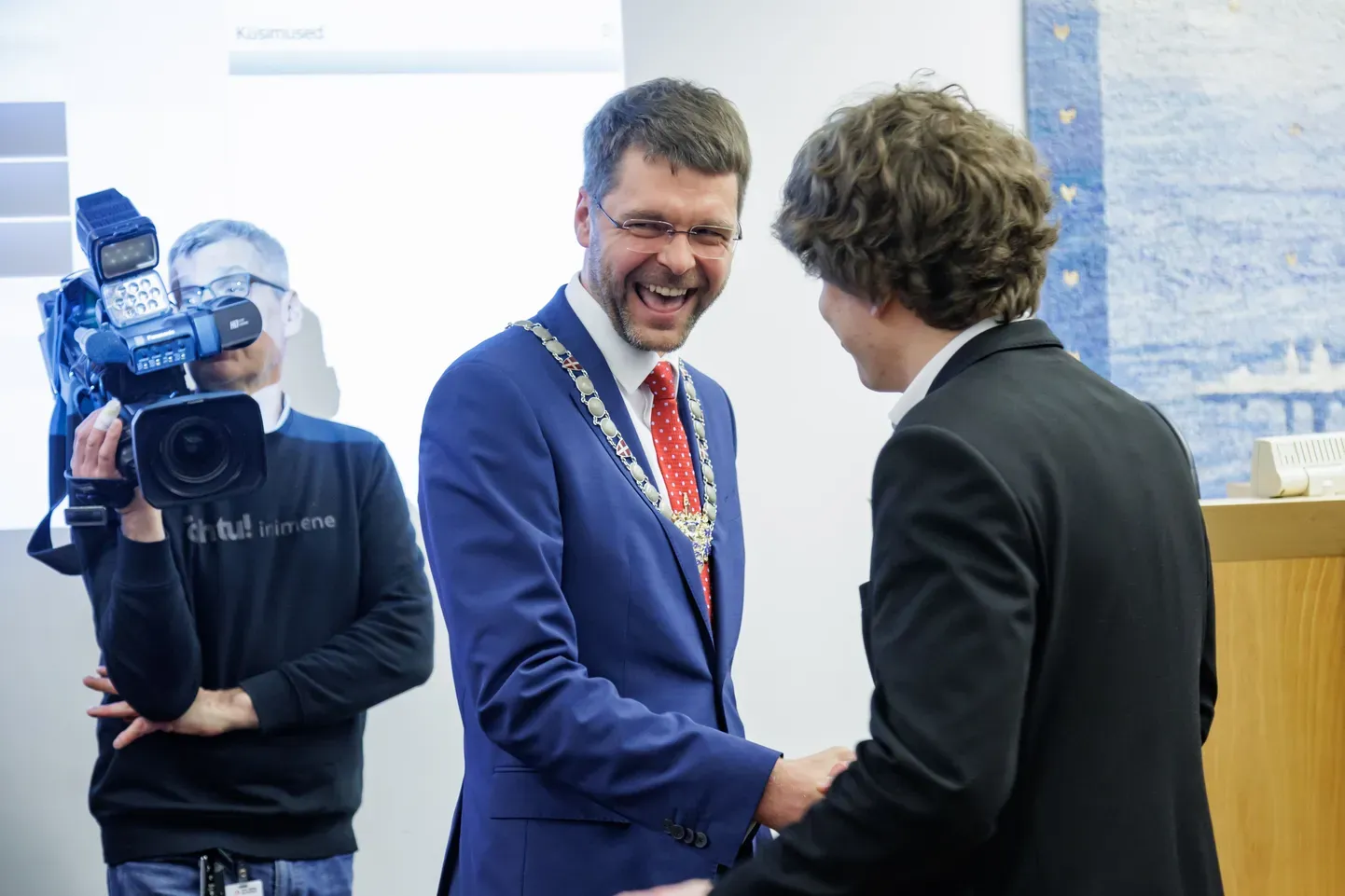 Евгений Осиновский принимает поздравления с избранием мэром Таллинна.