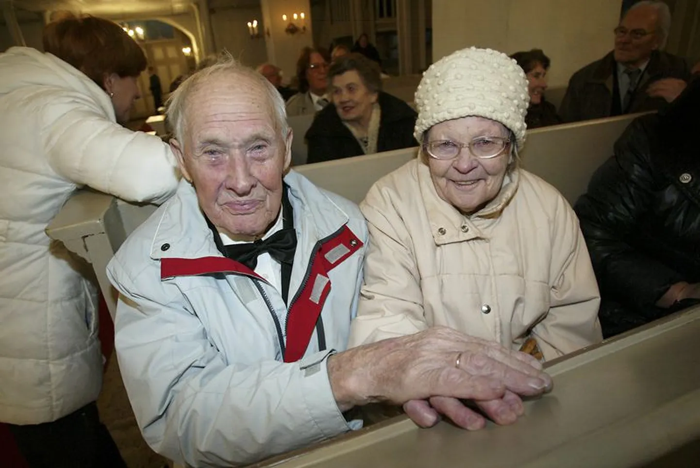 Gustav ja Agnes Sune (ülemisel pildil) teavad, et on suur õnn leida enda kõrvale keegi, kellega pikki aastaid elu jagada. Austamisüritusel said meene teisedki paarid, kel abieluaastaid hulgi.