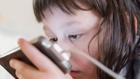 Nägemise defitsiidile võib viidata see, kui laps tahab toimetada nina vastu paberit või telefoni, Nägemise defitsiidile võib viidata see, kui laps tahab toimetada nina vastu paberit või telefoni,