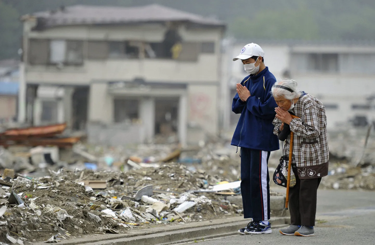 Inimesed mälestamas 11. märtsi tsunami ohvreid Miyakos.
