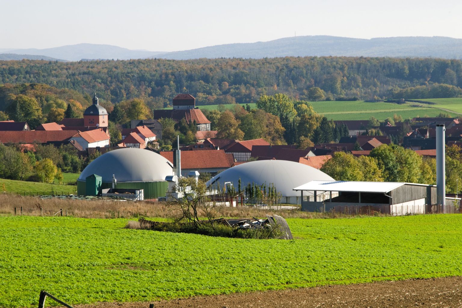 Saksamaal Göttingeni lähistel tegutsevast Jühnde bioenergiaküla koostootejaamast (esiplaanil) saavad kohalikud nii elektri kui soojuse.