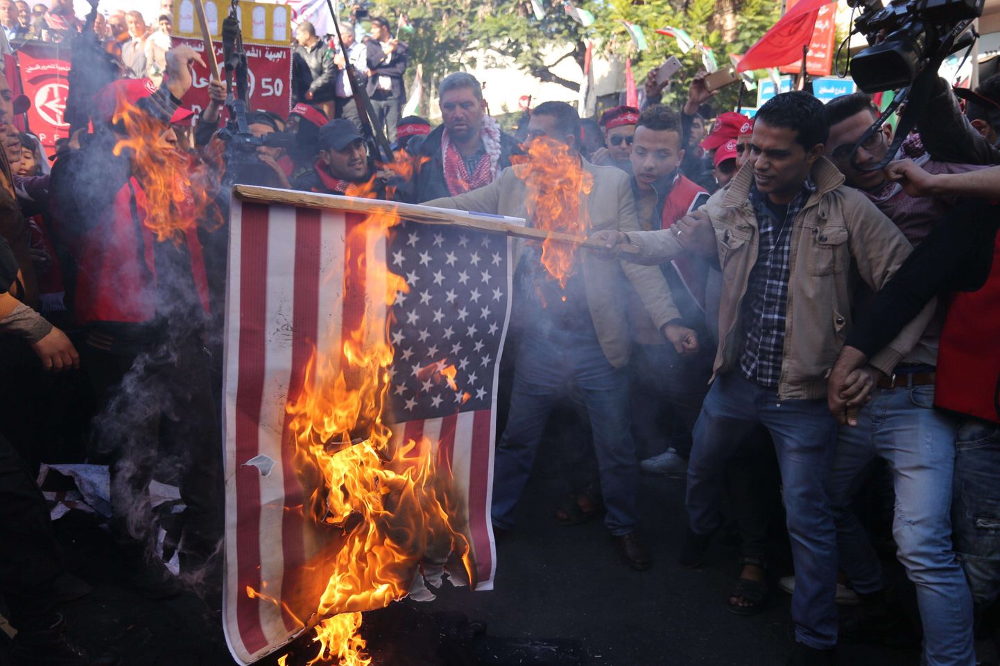 Palestiina meeleavaldajad USA lippu põletamas.