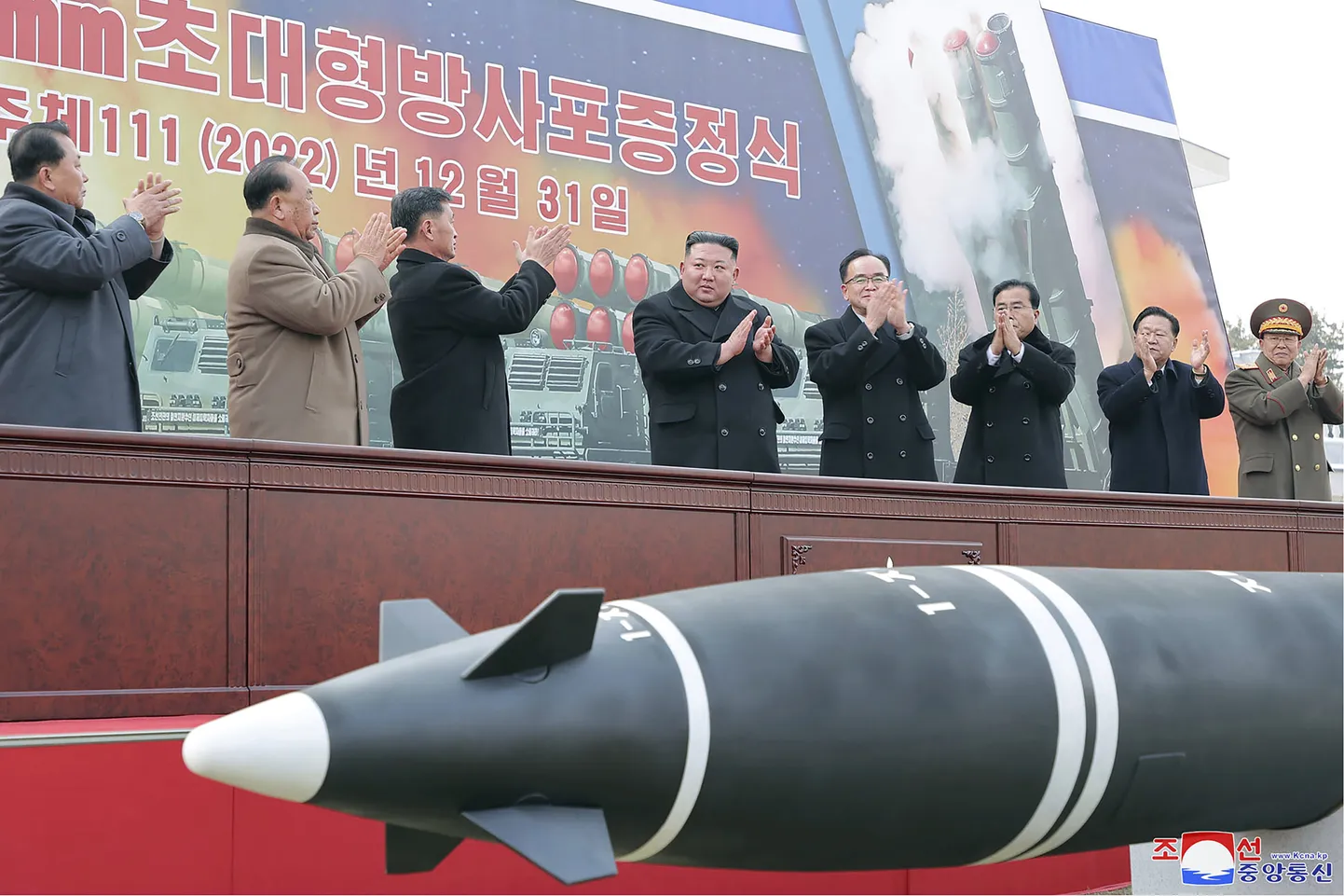Põhja-Korea liider Kim-Jong un (keskel) sõjaväeparaadil. Foto on illustreeriv.