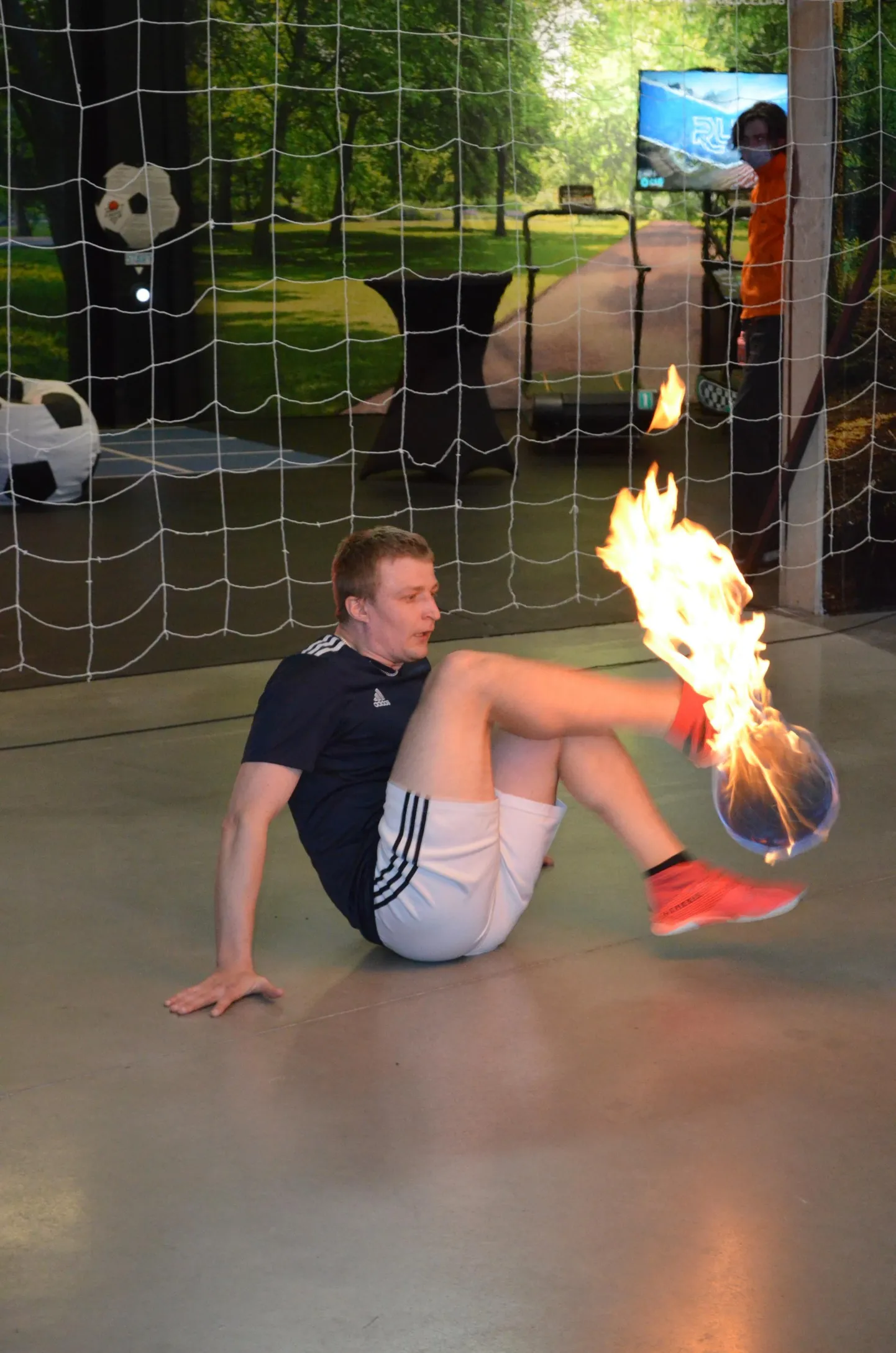 Spordinäituse avamisel lõi trikijalgpallur Eno Lints võrk­eesriidesse leegitseva palli.