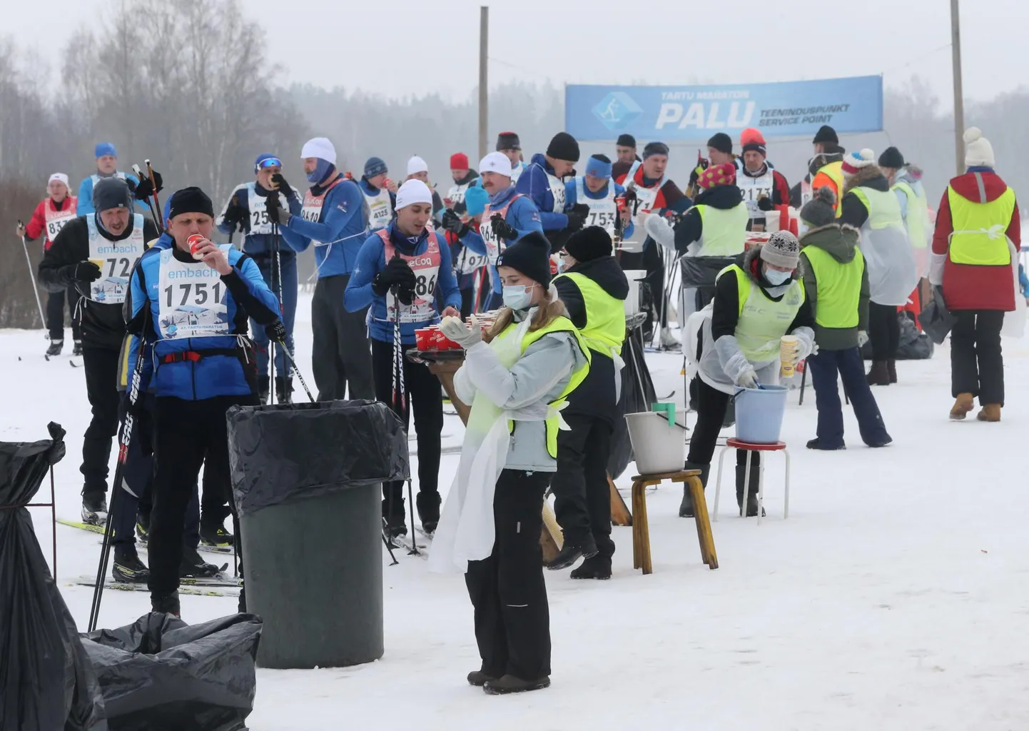 Koroonaviirusega nakatunud suusatajad puutusid maratonil kokku toitlustuspunktide töötajatega, seni pole ükski korraldusmeeskonna liige haigestunud.