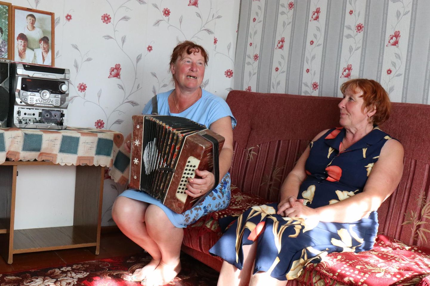 Lõbusad kaksikõed Valentina (vasakul) ja Nadežda võtsid laulu üles kümme minutit pärast Postimehe küllatulekut – nii hea meel oli neil Eestimaa külalise üle. Minikontserdi andsid nad Nadežda kodu suures toas.