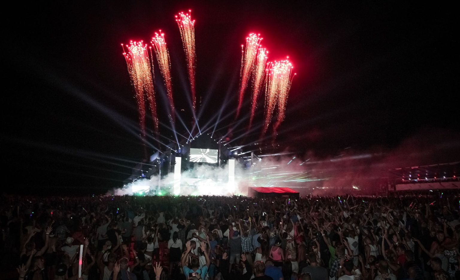 Laupäeva õhtul sai ilutulestiku ja tantsumuusika tippude David Guetta ja Martin Garrixi saatel lõpu Weekend Festival Baltic 2015.