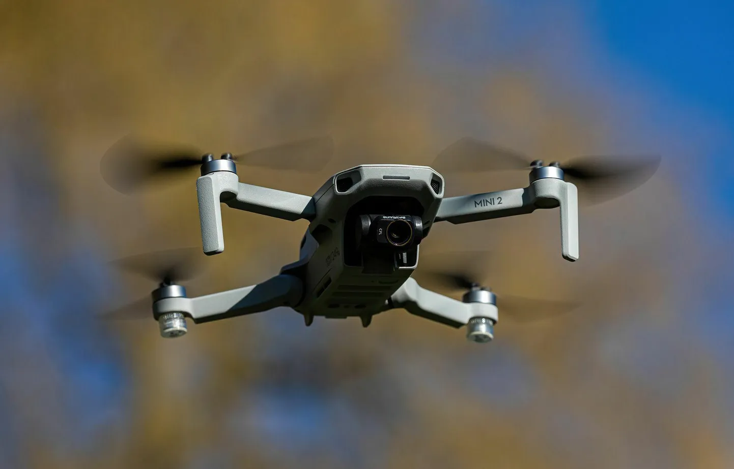 DJI droonil on väga hea kvaliteediga kaamerad ja navigatsioon. Lisaks hobilenduritele ja profifotograafidele võib neist kasu olla ka sõjaväelastel, mida DJI ei taha lubada.