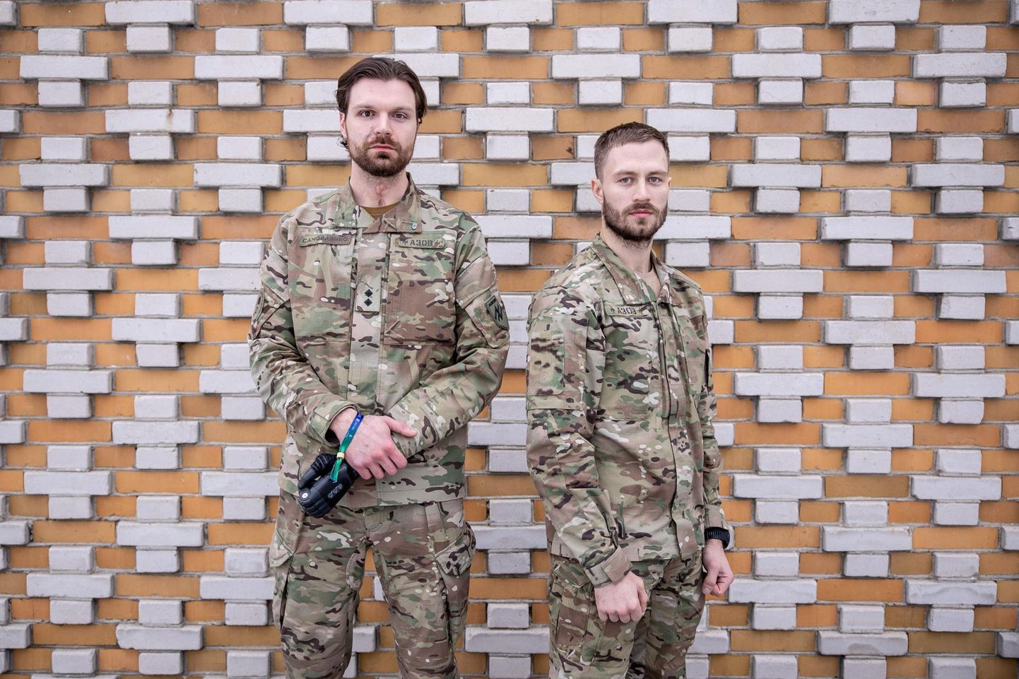 Aasovi rügemendi ohvitserid, leitnant Ilja Samoilenko (vasakul) ja nooremleitnant Arseni Fedosjuk aitavad jagada Ukraina sõjakogemusi Eestis ja mujal Euroopas.