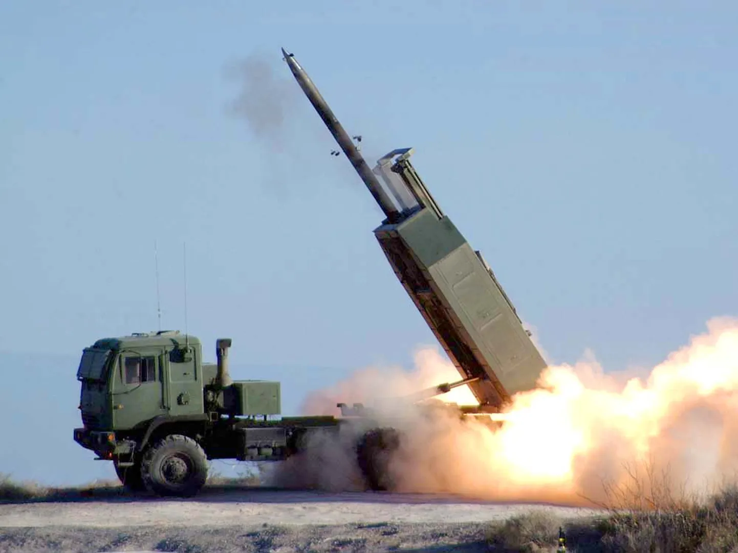 High Mobility Artillery Rocket System ehk HIMARS.