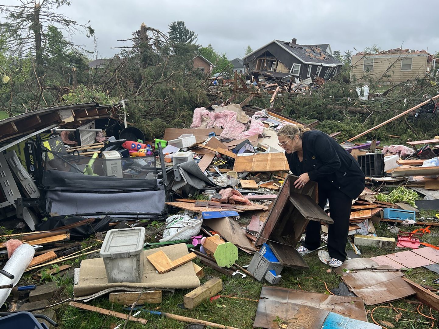 Gaylord, Michigani elanik Theresa Haske vaatamas läbi oma garaaži rususid väikelinna 20. mail tabanud tornaado järel.