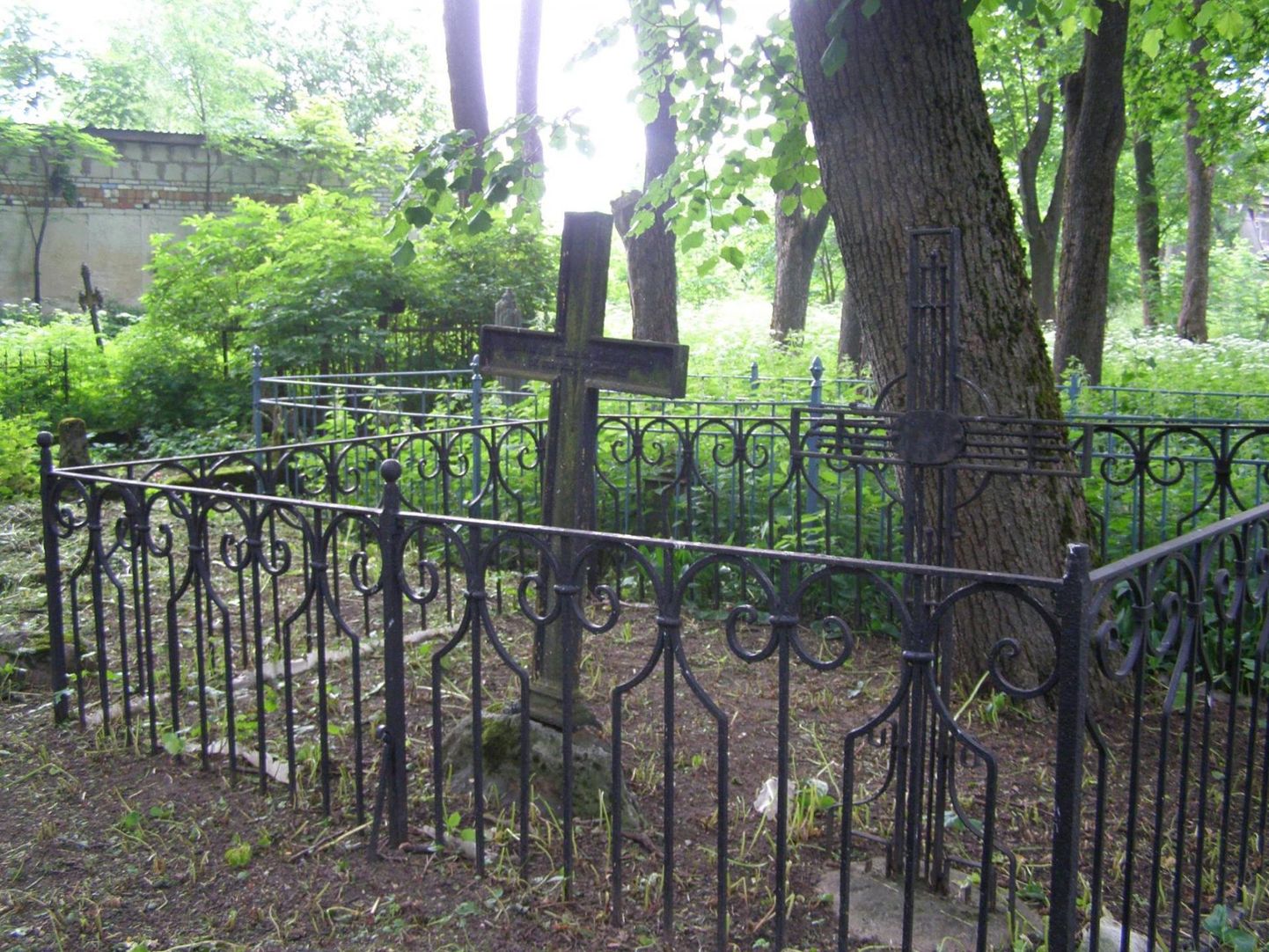Vana kalmistu säilimiseks tehakse elementaarseid hooldustöid.