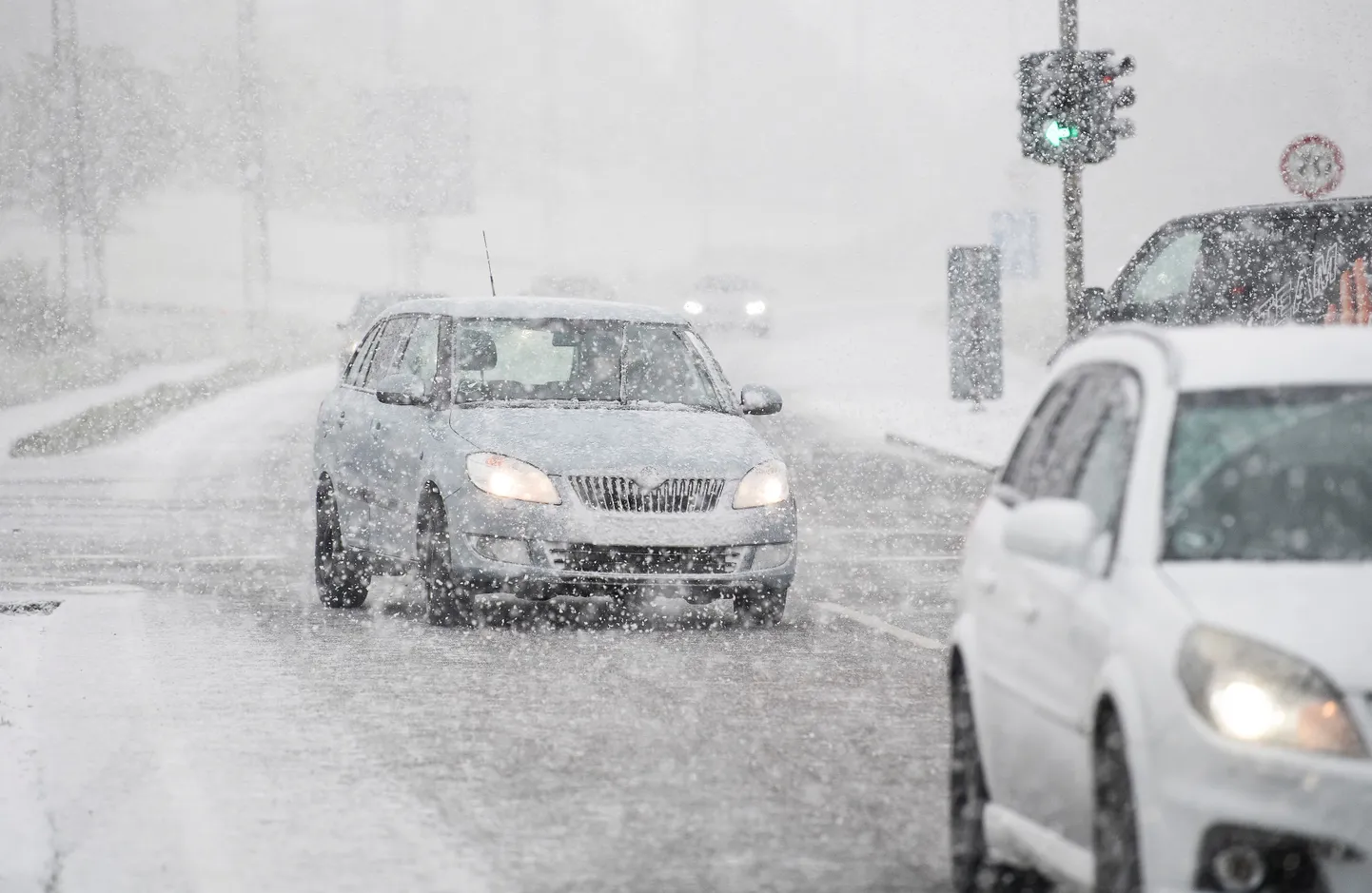 Cars on the highway Fredericiavej during a snow storm, near Vejle, Denmark October 28, 2018. Ritzau Scanpix/Claus Fisker/via REUTERS. ATTENTION EDITORS - THIS IMAGE WAS PROVIDED BY A THIRD PARTY. DENMARK OUT. NO COMMERCIAL OR EDITORIAL SALES IN DENMARK.