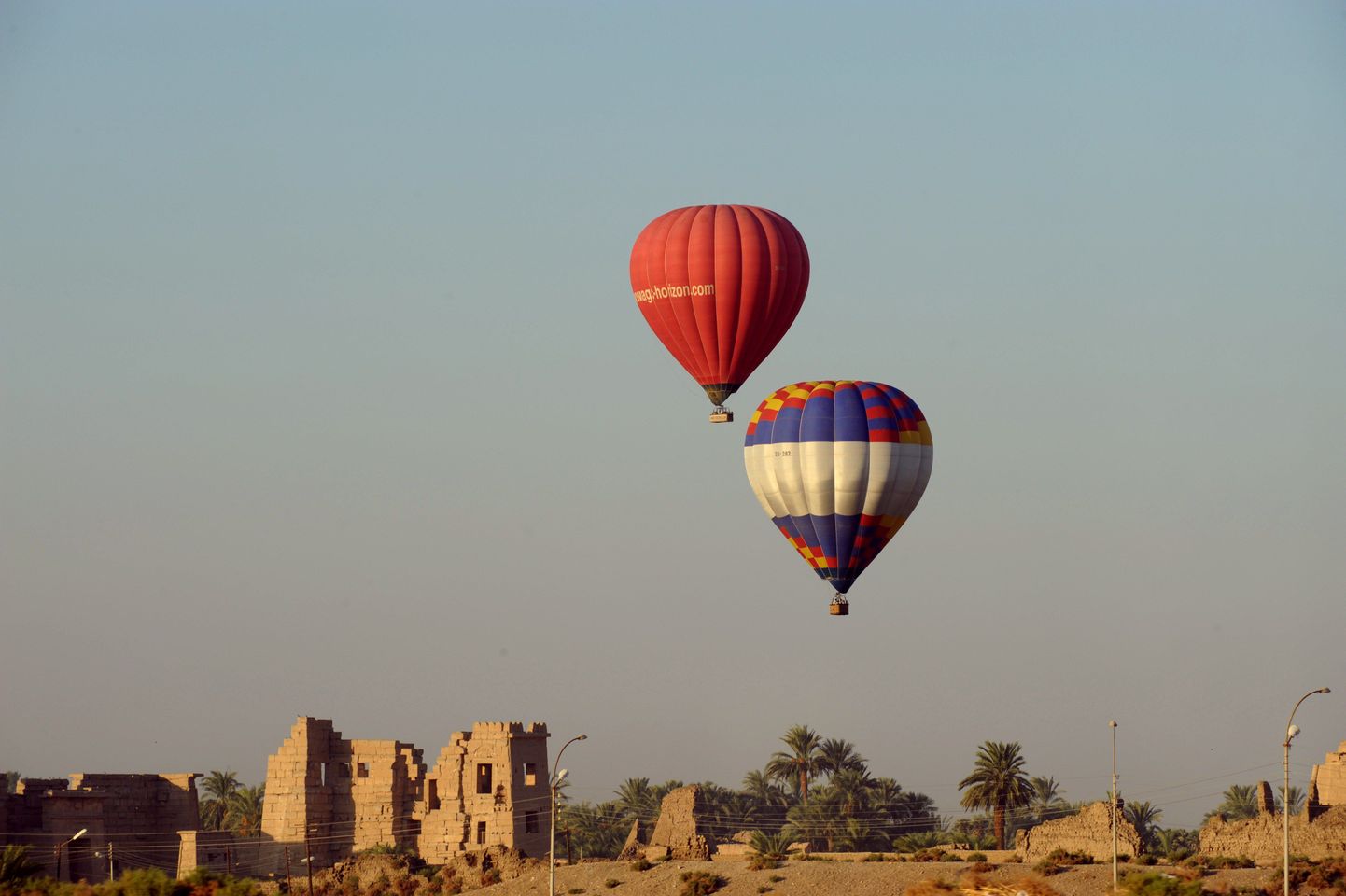 Kuumaõhupalliga lendamine on Luxoris väga populaarne.