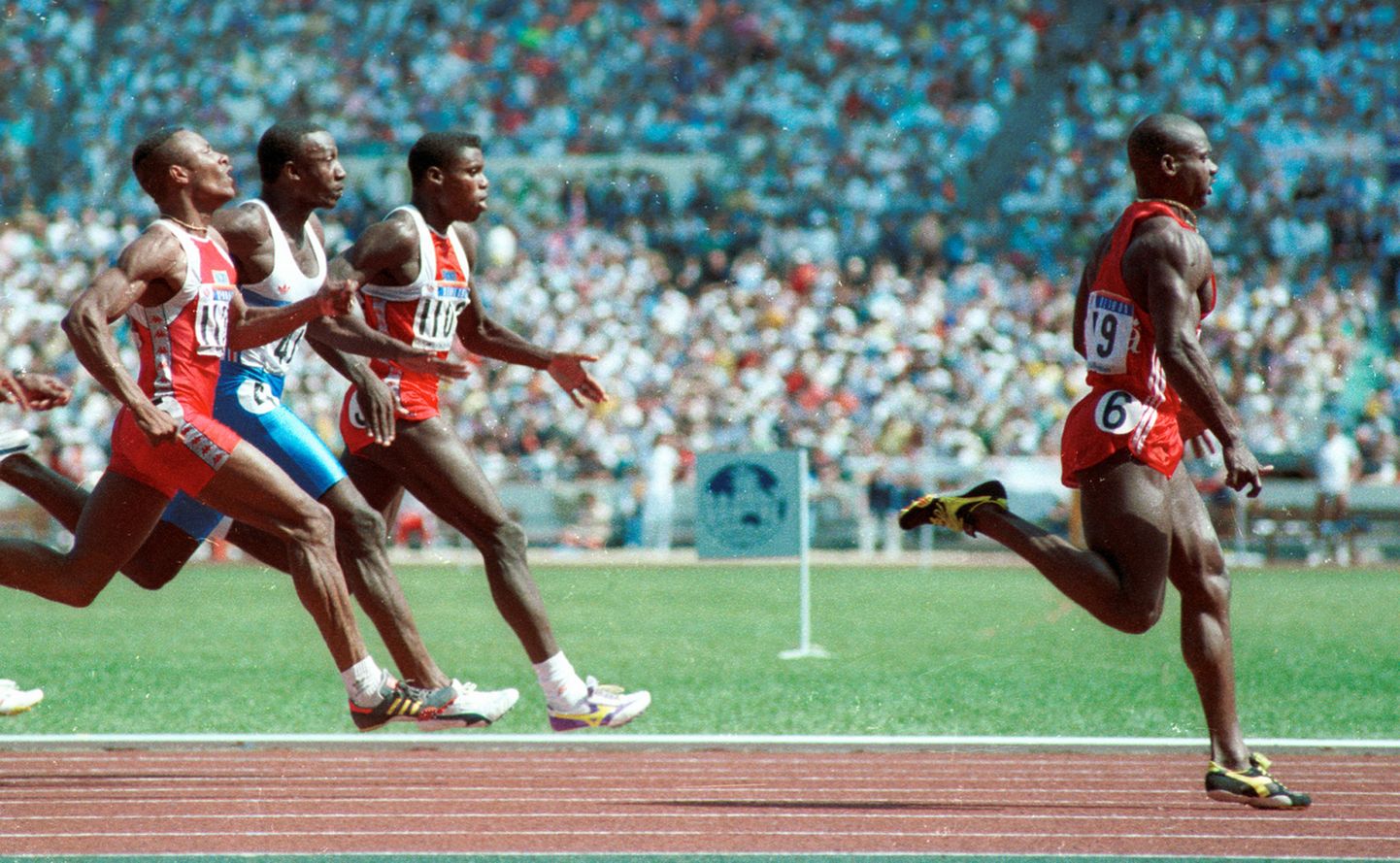 Ben Johnson 1988. aasta 24. septembril ületamas Souli olümpiastaadionil 100 meetri jooksu finišijoont.