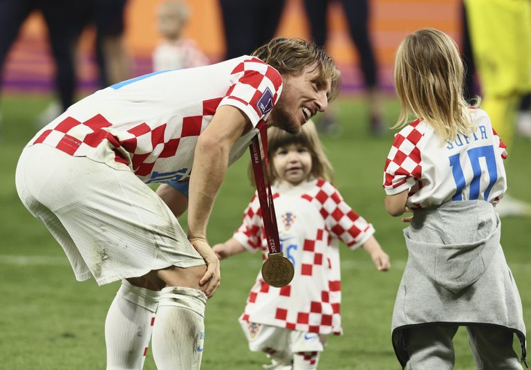 Капитан сборной Хорватии Лука Модрич после награждения со своими детьми.
