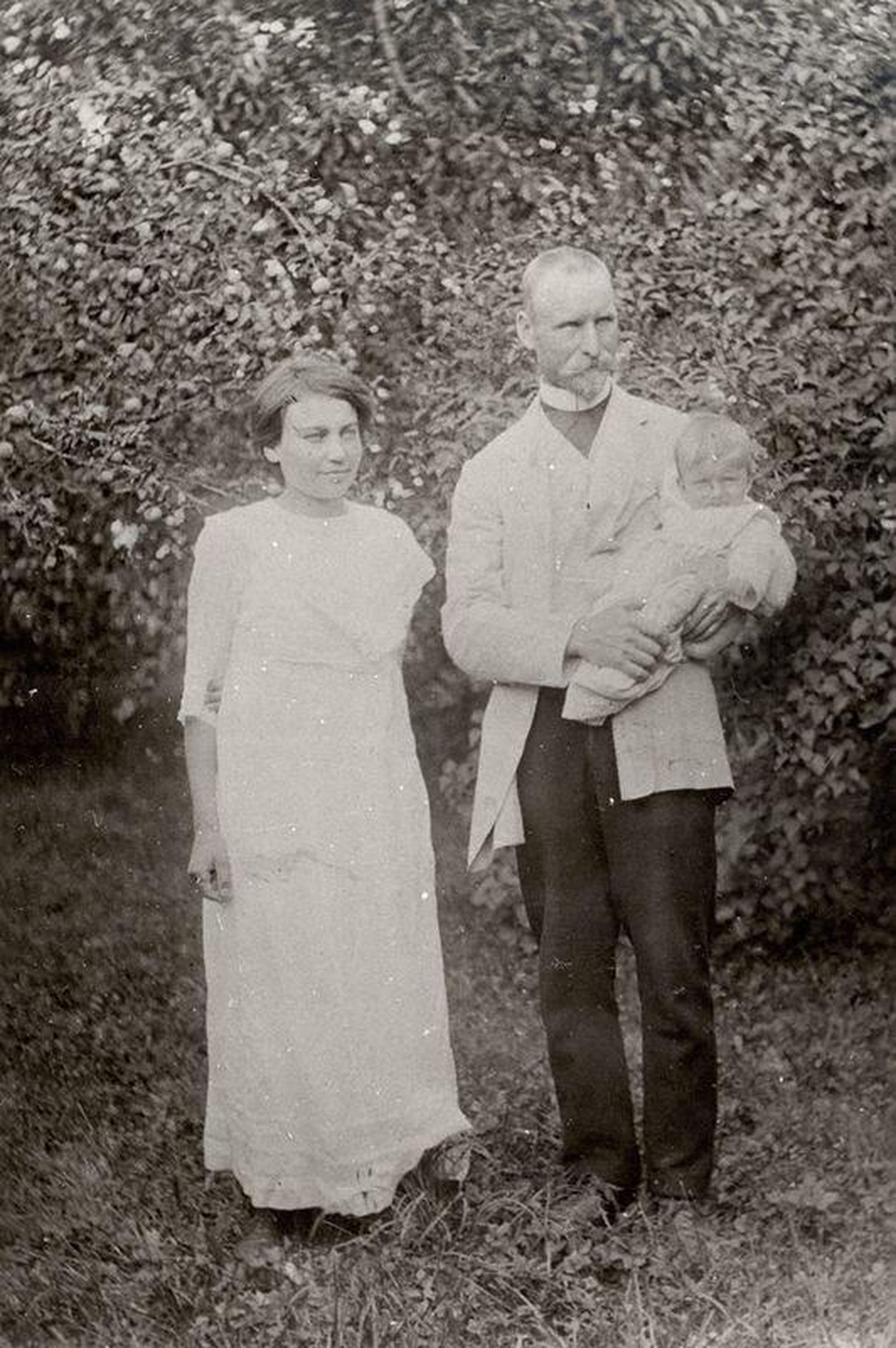Jaan Sarv poja Hennu ja abikaasa Juliega 1912. aastal vanematekodus Lätis Brūnases.
Mõniste talurahvamuuseum