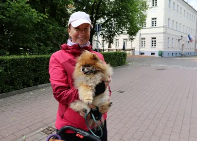 Elle Karpinen koos Dantega, koduperenaine Soomes.