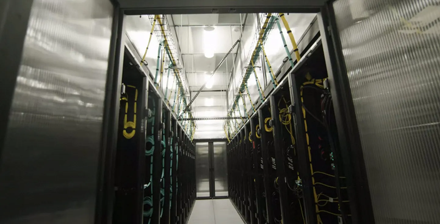 AI Research SuperCluster, looja andmetel jaanipäevaks planeedi kiireim. Illinoisi ülikooli superarvutispetsialistil dr Bill Groppil on kuri kahtlus, et Facebook kavatseb sellega kasutajate andmete kallale karata.
