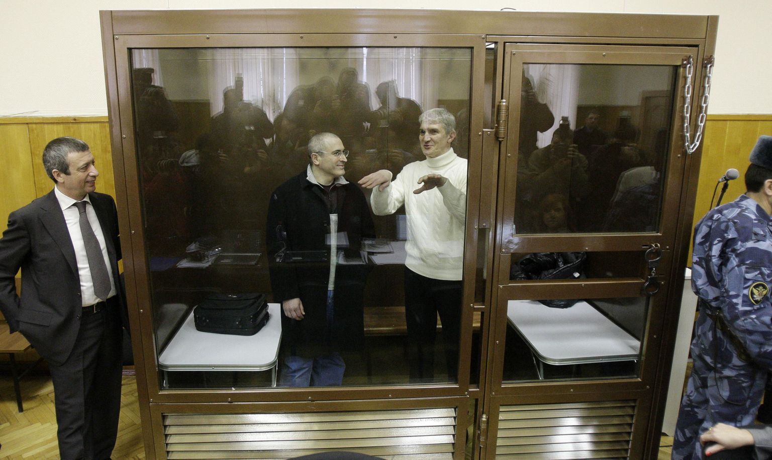 Mihhail Hodorkovski ja Platon Levedev kuulikindlas plastikkuubikus.