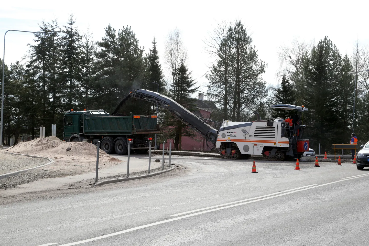 Ülenurmelt Roiule viiva tee ristis käib ringristmiku ehitus, liiklus on häiritud.