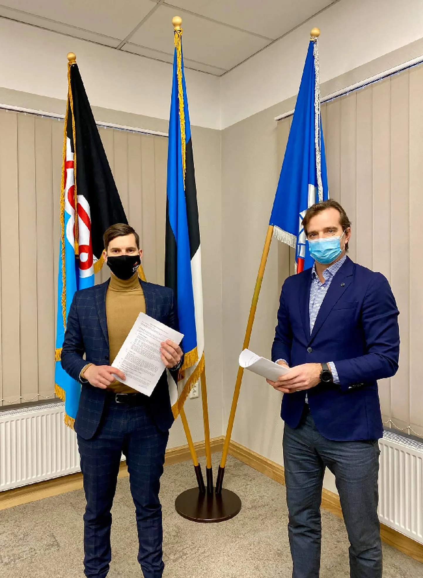 Tõrva vallavanem Maido Ruusmann (vasakul) ja OÜ Terasteenus juhatuse liige Marek Kaljula allkirjastasid lepingu Linna küla ehk Ritsu peatänavate remondiks.