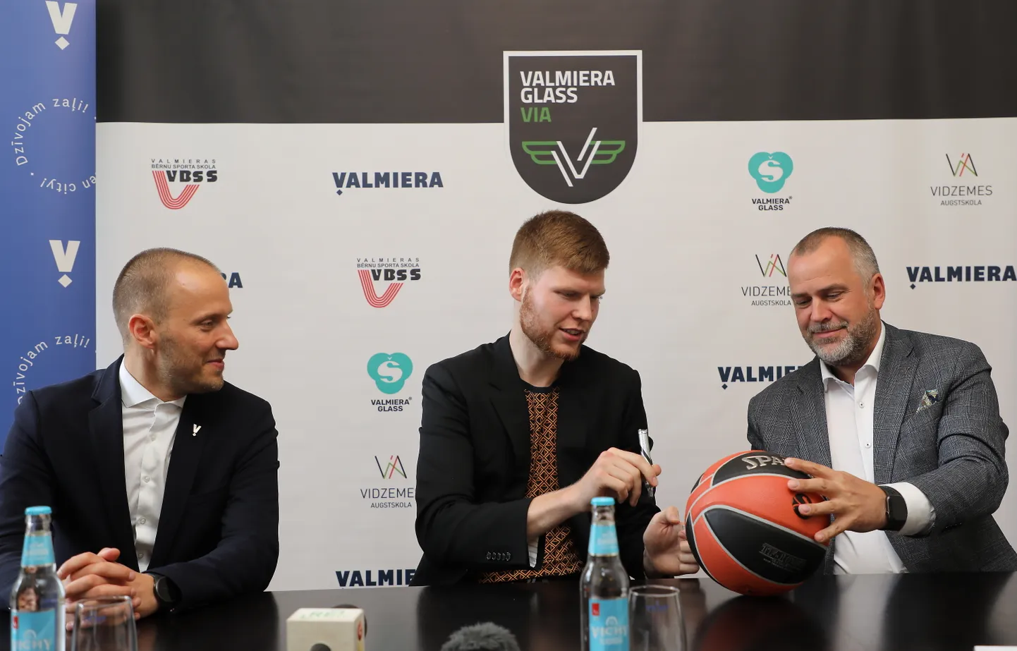 Miks Balodis (no kreisās), Dāvis Bertāns un Jānis Baiks.