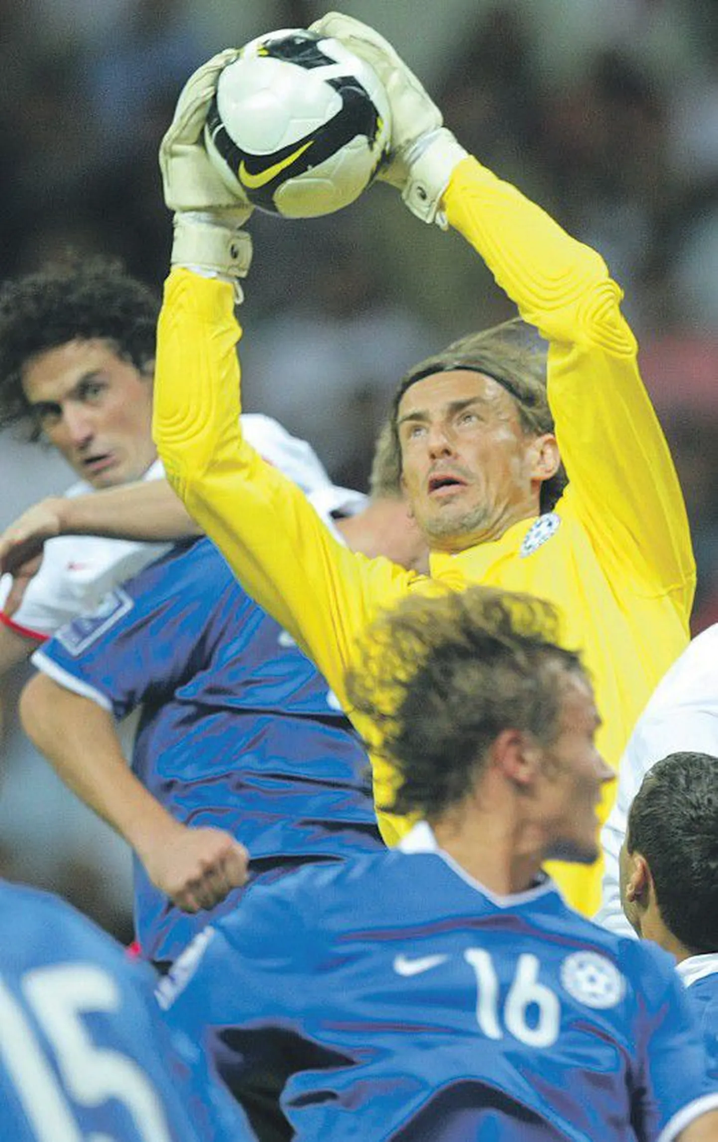Голкипер Сергей Парейко (в желтой футболке) ловит мяч во время отборочного матча ЧМ между сборными Эстонии и Турции, который состоялся 5 сентября этого года.