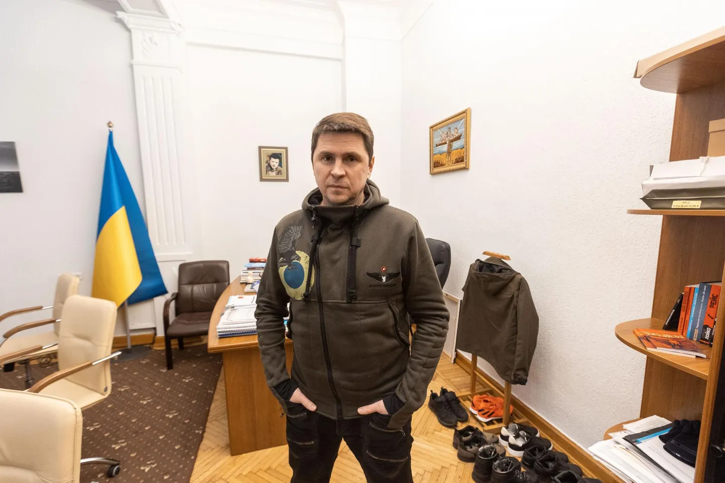 Sõdiva Ukraina üks mõjukamaid mehi Mihhailo Podoljaki kabinetis on kõik eluks vajalik, kaasa arvatud trenniriided ja -vahendid.