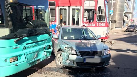 Фото читателя: в центре Таллинна столкнулись автомобиль и автобус