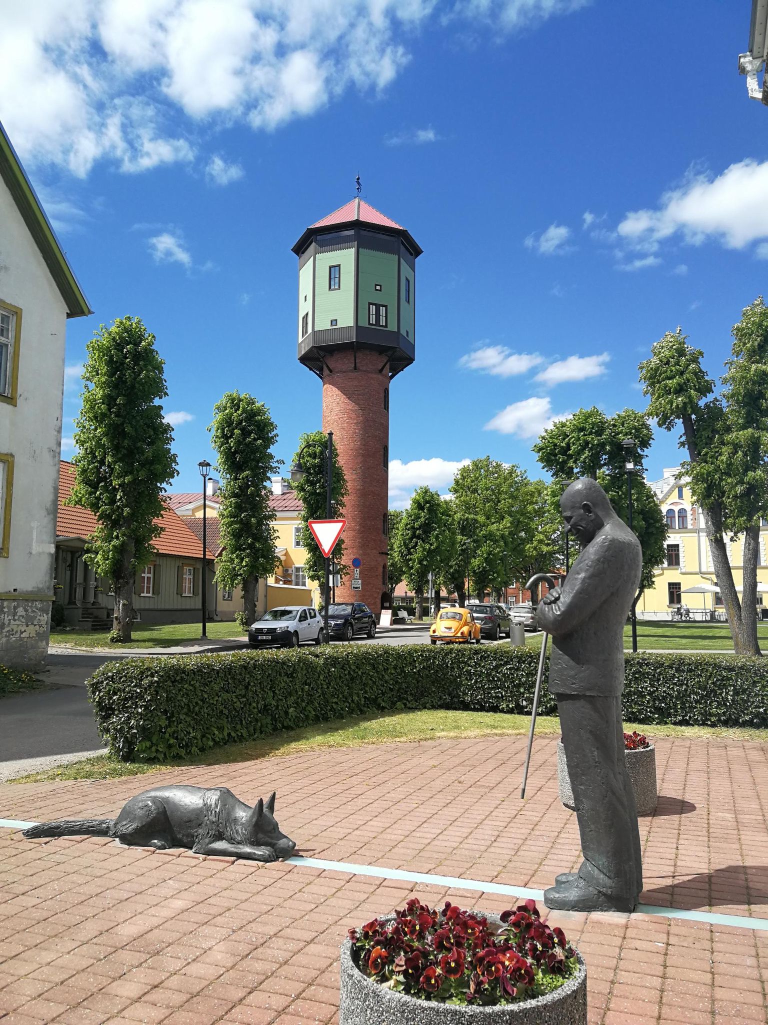 Viljandi on skulptuuride ja legendide linn. Raekoja kõrval Trepimäe alguses seisab Aili Vahtrapuu skulptuur ­Viljandi legendaarsest linnapeast August Maramaast, kes silmitseb oma ustavat koera Neffi.