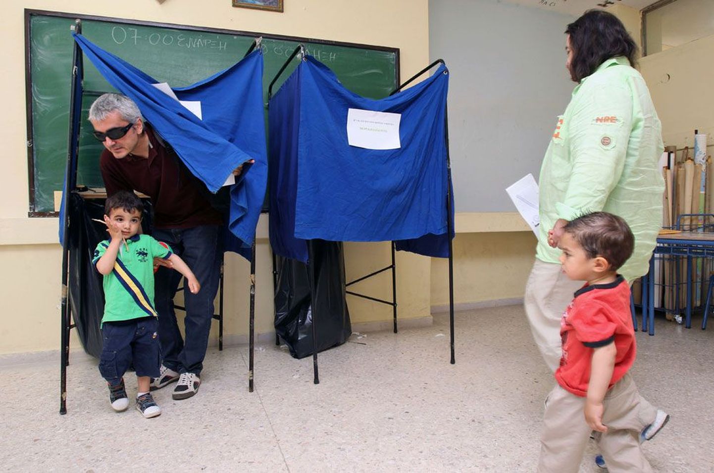 6. mai valimised viisid Kreeka ummikseisu, president Karolos Papoulias otsustas  välja kuulutada uued erakorralised valimised 17. juunil.