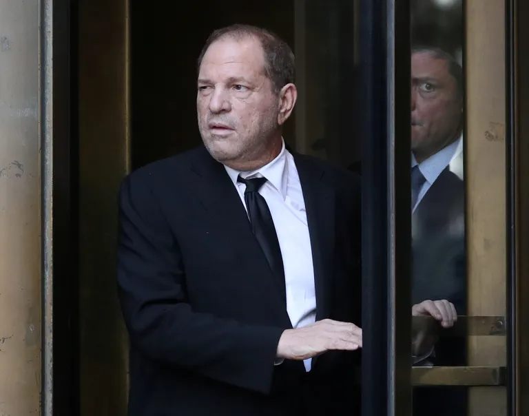 Ahistamises süüdistatav filmprodutsent Weinstein lahkumas New Yorgi kohtust.