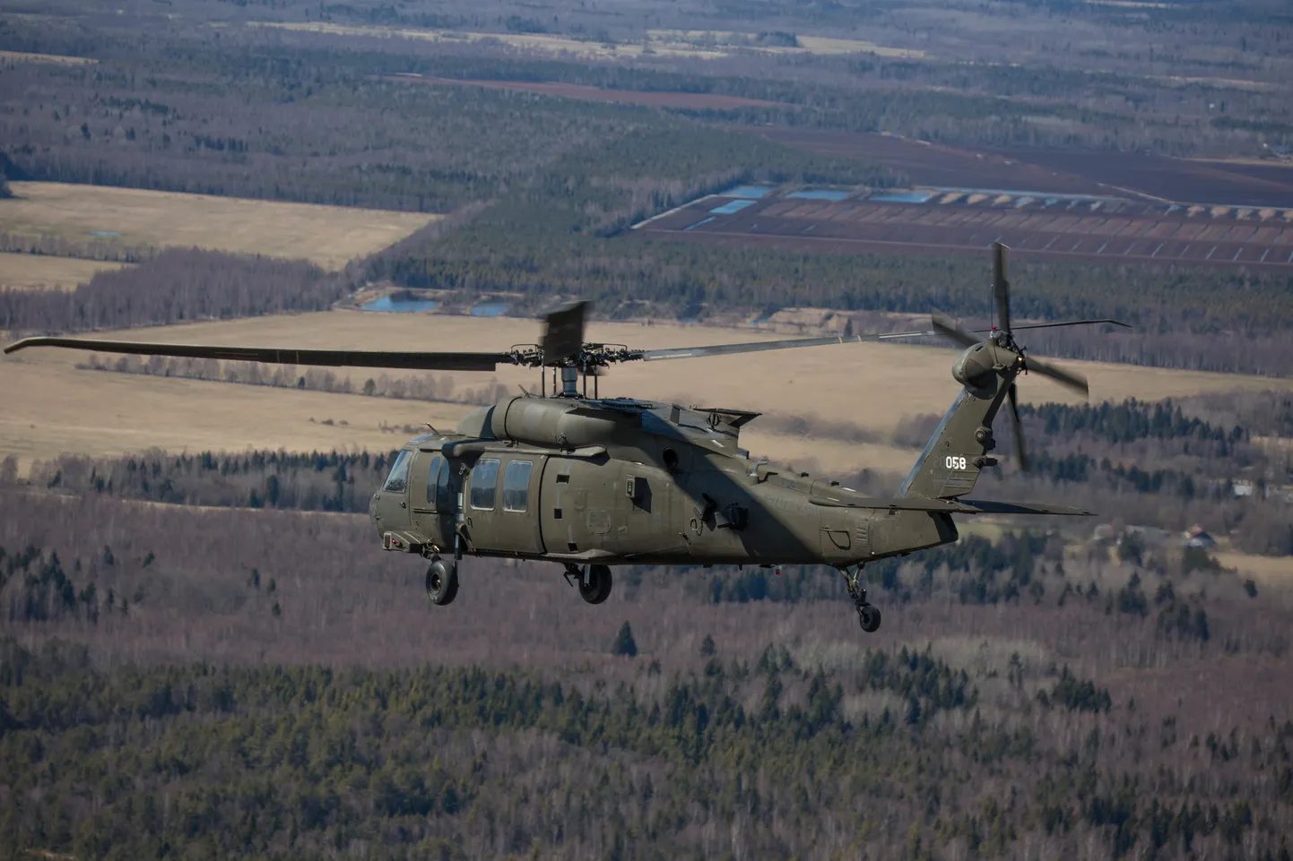Black Hawk sõjaväe helikopter.