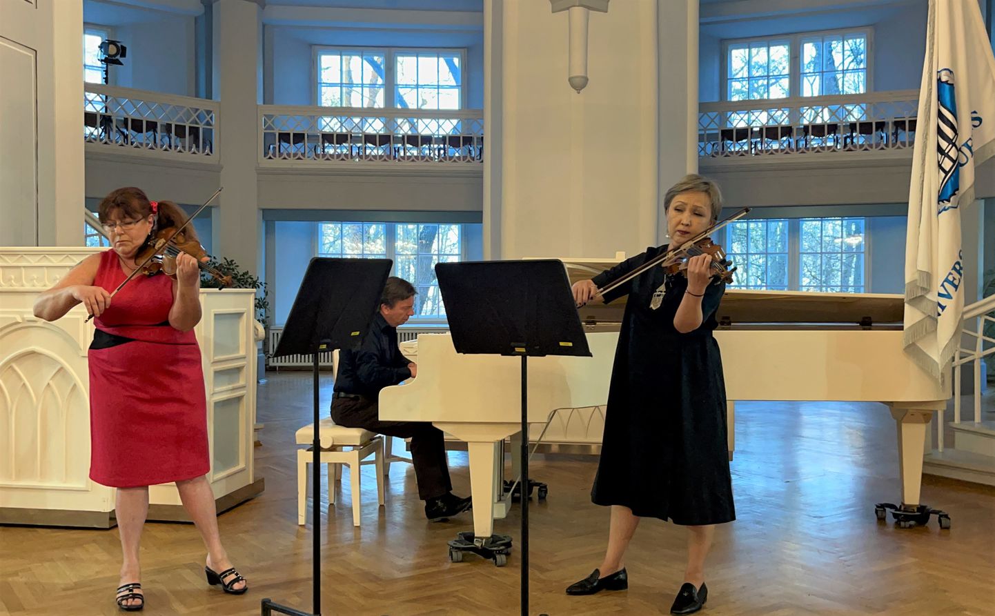 Viiulimängijad Alla Aranovskaya ja Kuralay Akhmetova, klaveril Evgeny Sinaiski. Konkurss-festivali avakontsert 23. aprillil 2023.