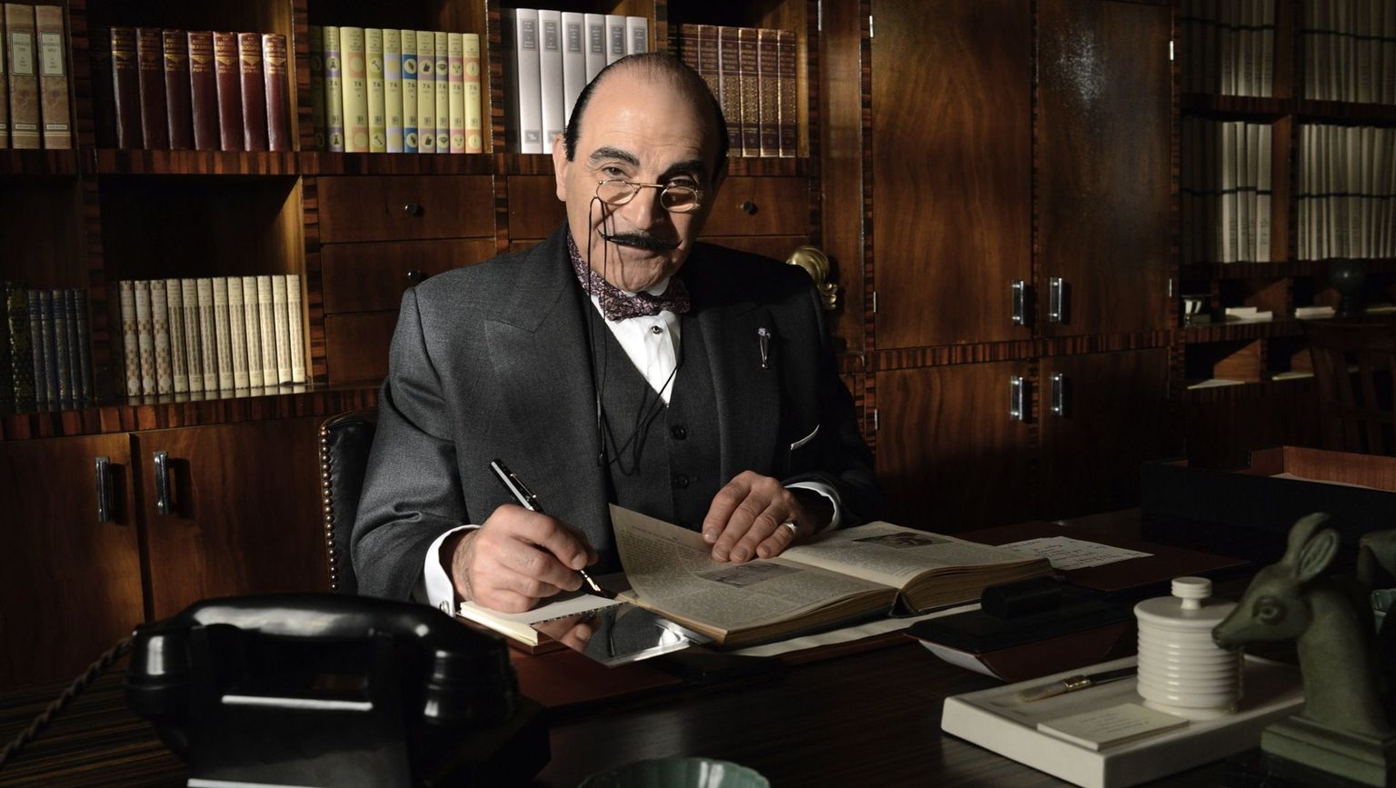 Lahendab mõrvalugusid: Hercule Poirot David Sucheti kehastuses.