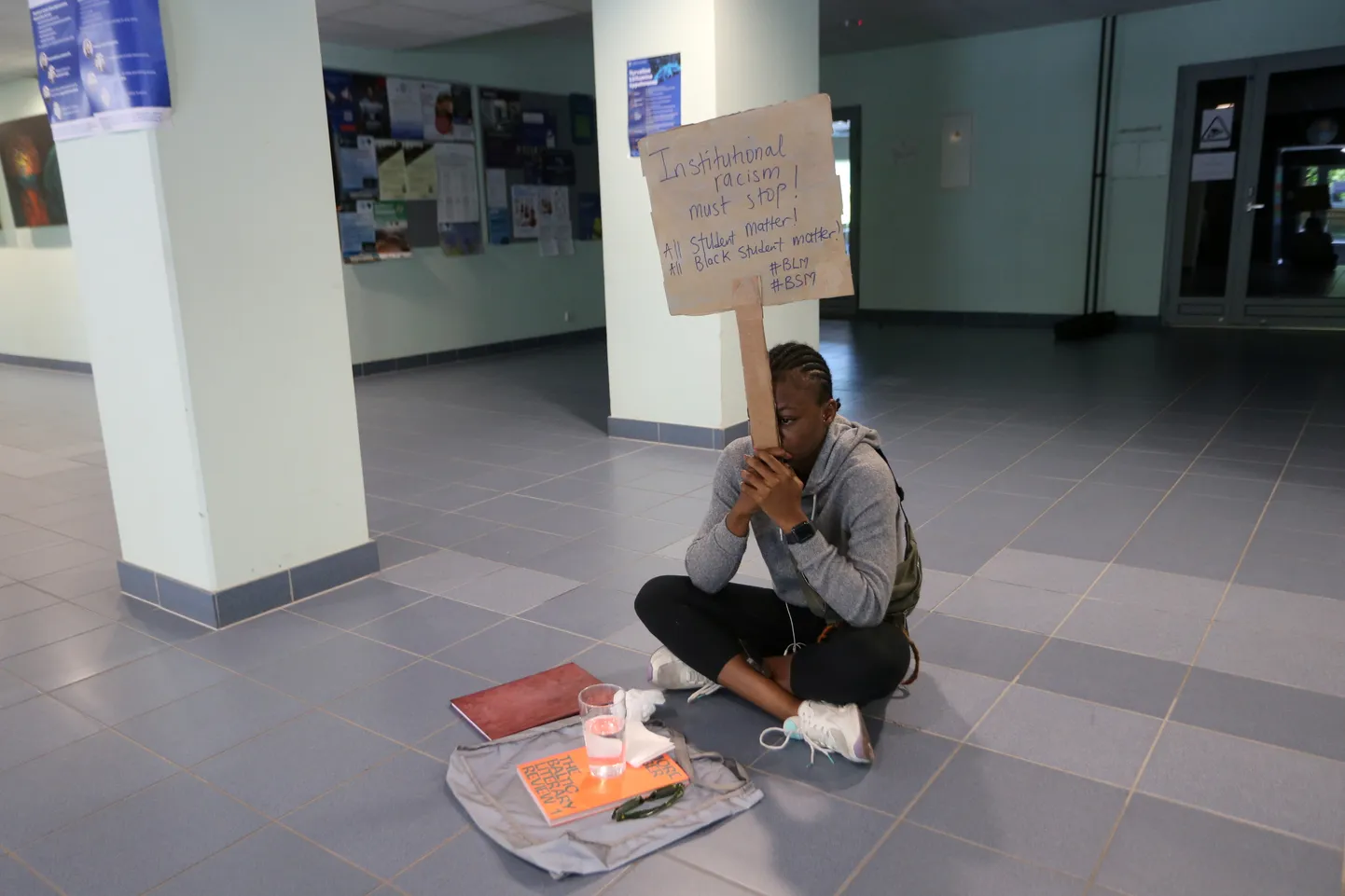 Ametkondlik rassism peab lõppema, seisis oma magistritöö hinde vaidlustanud Ojochide Obidi plakatil eelmisel neljapäeval. Tänaseks on vaidluse all olev hinne üle vaadatud. Sille Annuk