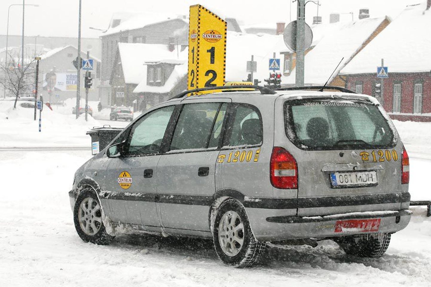 Ehkki Centrumi taksode sõidukilomeeter muutus 30 protsenti kallimaks juba kolmapäeval, seisis reede lõuna ajal taksoaknal vana hinnakiri.