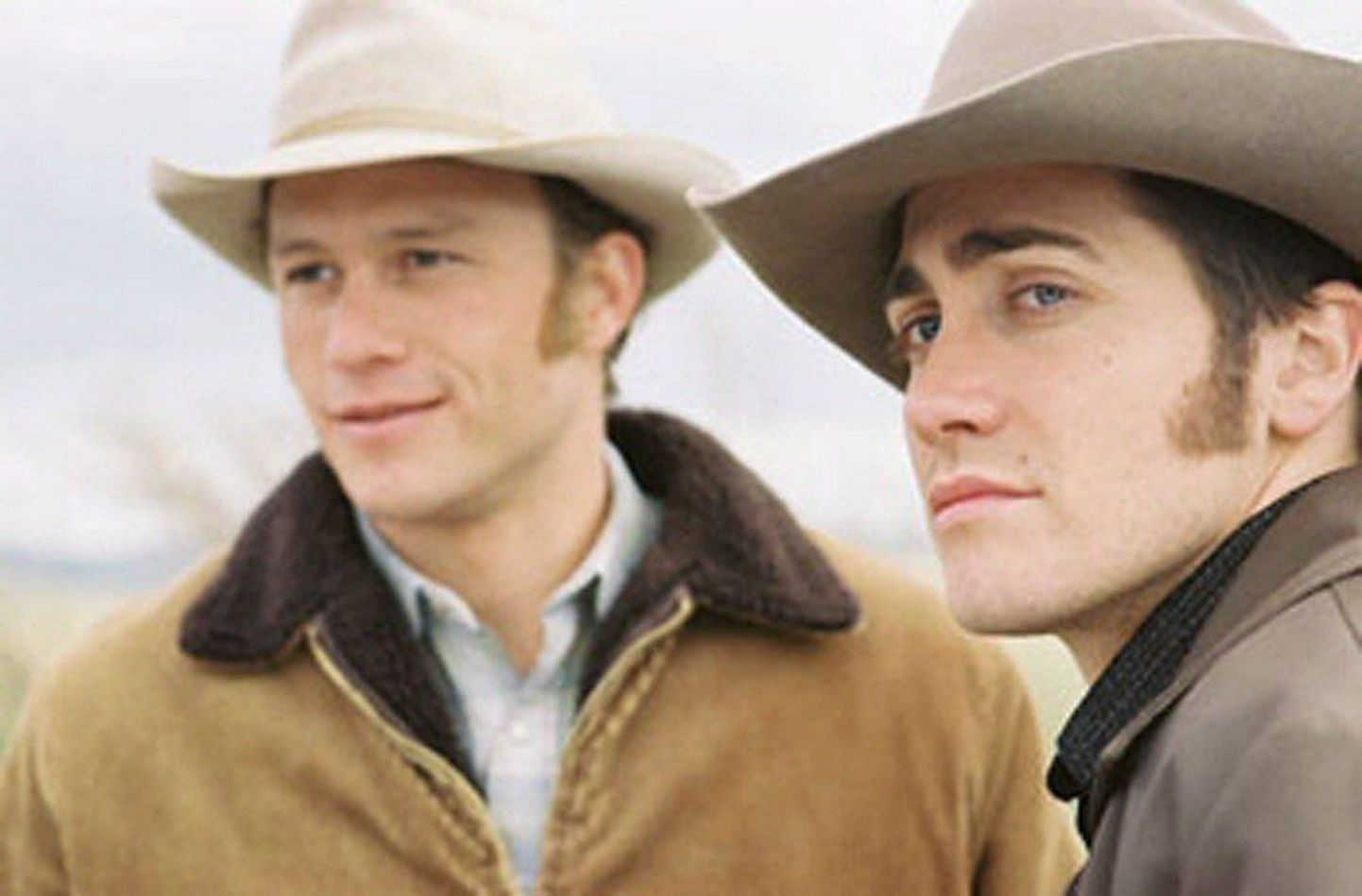 Kaader esimeset gay western`ist «Brokeback Mountain», kus peaosalisi kehastavad Heath Ledger (vasakul) ja Jake Gyllenhaal (paremal).