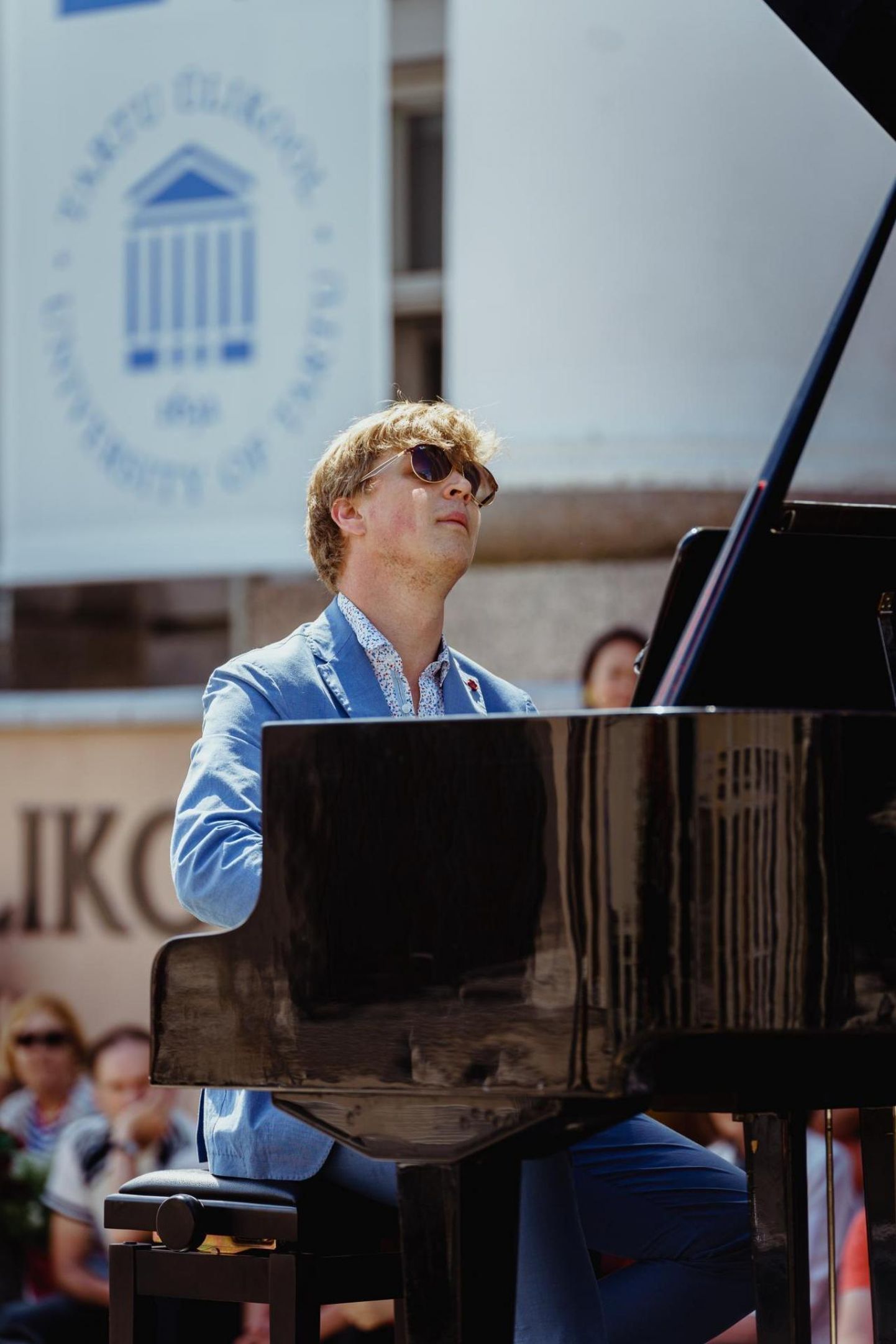 Pianist Johan Randvere Tartu Ülikooli peahoone ees