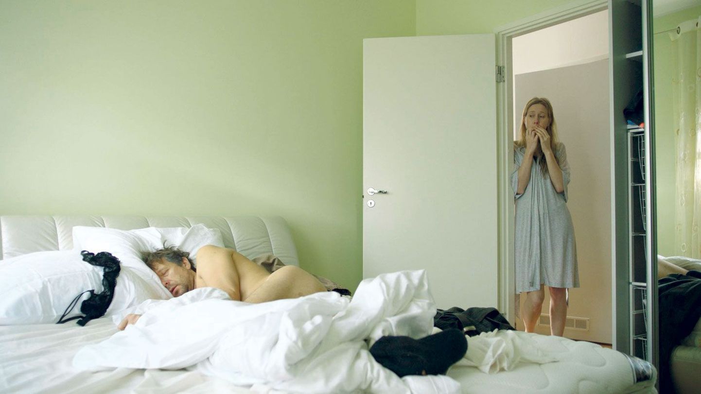 Viivi (Katariina Unt) leiab enesele üllatuseks hommikul oma kodus voodist täiesti palja Andrese 
(Ivo Uukkivi).