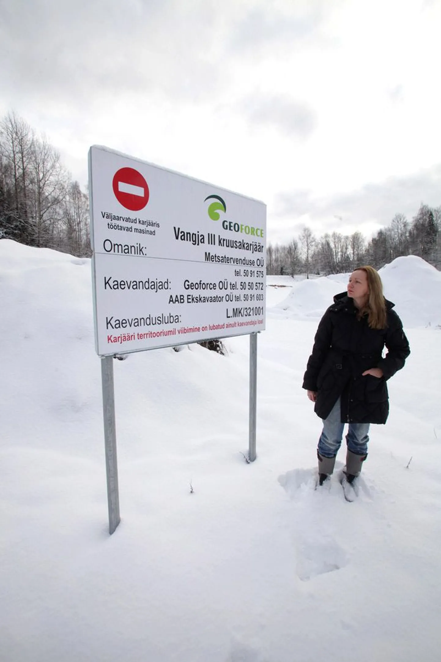 Otepää valla elanik Margit Prede tema naabrusesse rajatava kaevanduse juures.
