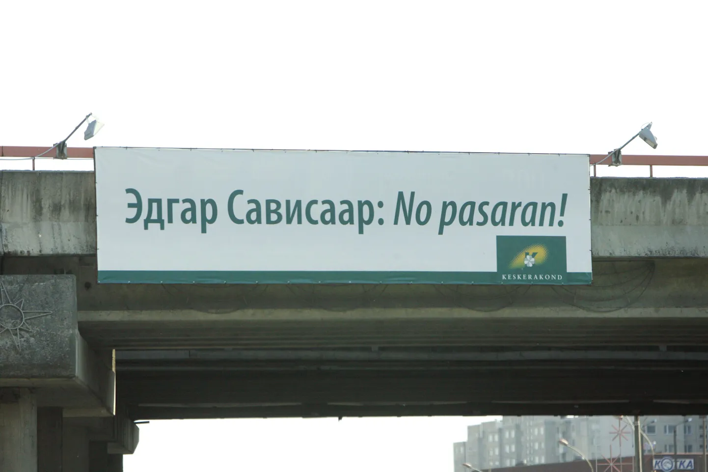 Keskerakonna reklaam Tallinnas vene ja hispaania keeles.